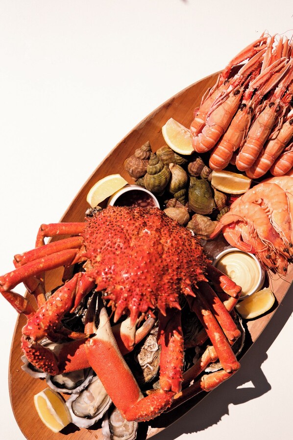 A seafood platter with various shellfish and a crab. - Hotel de la Vallee (Dinard)