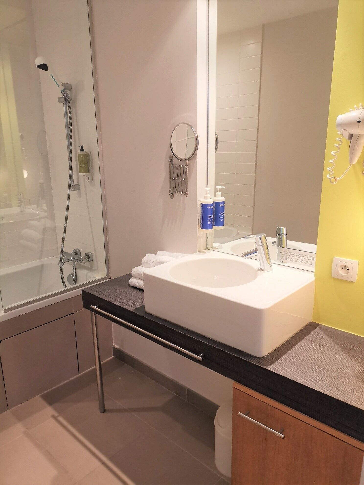 family quadruple room | bathroom