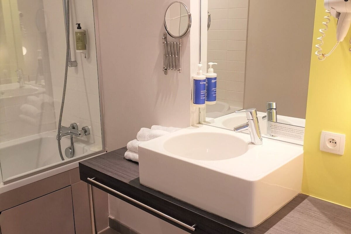 family quadruple room | bathroom