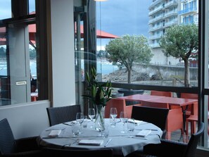 Petit déjeuner, déjeuner et dîner servis sur place, vue sur la plage