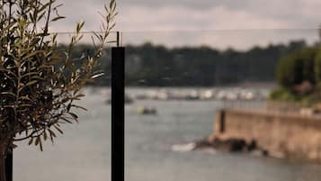 Breakfast, lunch, dinner served; beach views