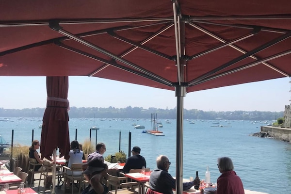 Ofereix vistes a la platja i s'hi serveixen esmorzars, dinars i sopars