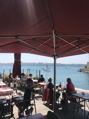 Breakfast, lunch, dinner served; beach views 