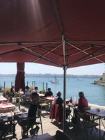 Se sirven desayunos, almuerzos y cenas; con vista a la playa