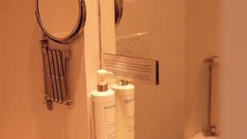 Chambre Double Standard, accessible aux personnes à mobilité réduite | Salle de bain