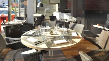 Se sirven desayunos, comidas y cenas con vista a la playa
