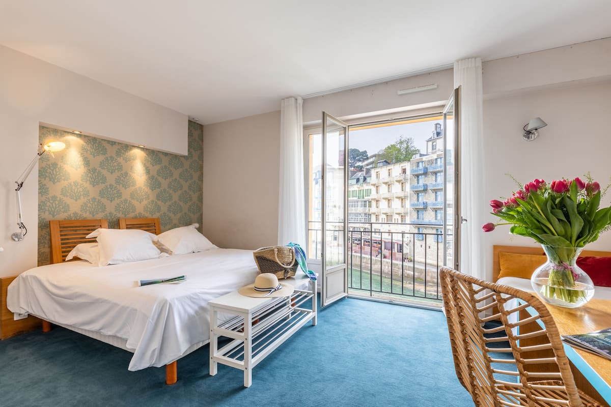 superior double room, sea view | 1 bedroom, in-room safe, soundproofing, free wifi