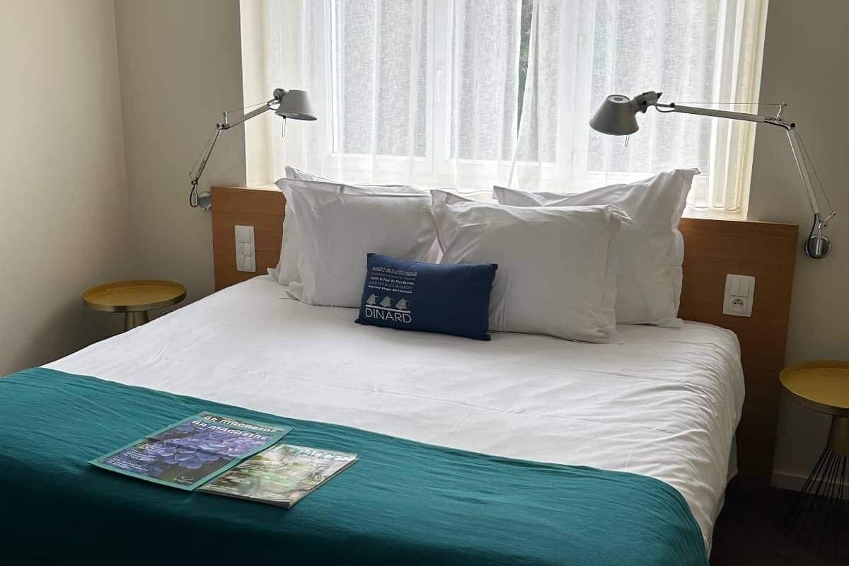 Standaard tweepersoonskamer, toegankelijk voor rolstoelgebruikers, gedeeltelijk uitzicht op zee | Een kluis op de kamer, geluiddichte muren, gratis wifi, beddengoed