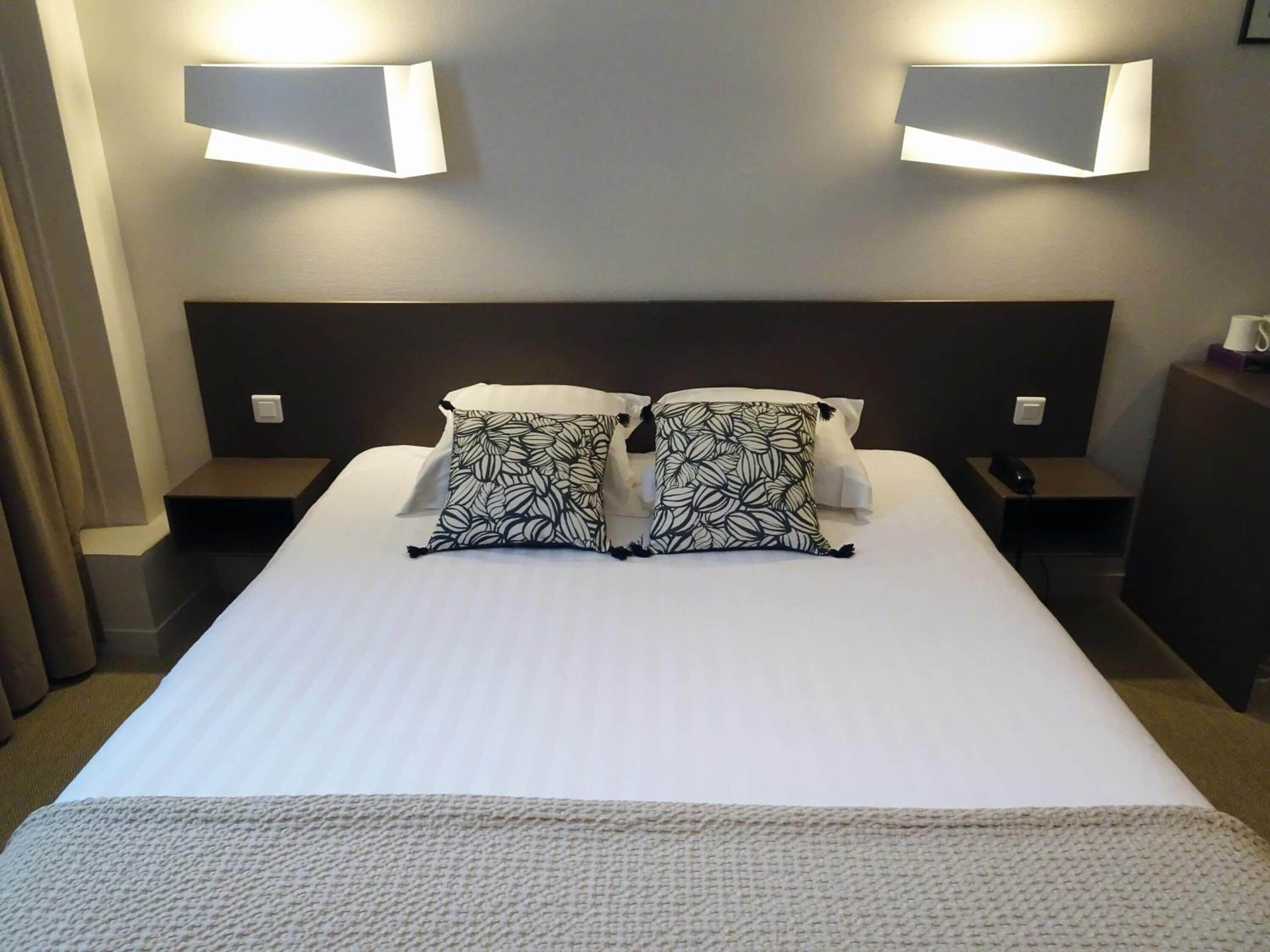 executive room, 1 king bed, non smoking (larger room;twin bed on request) | desk, laptop workspace, soundproofing, iron/ironing board