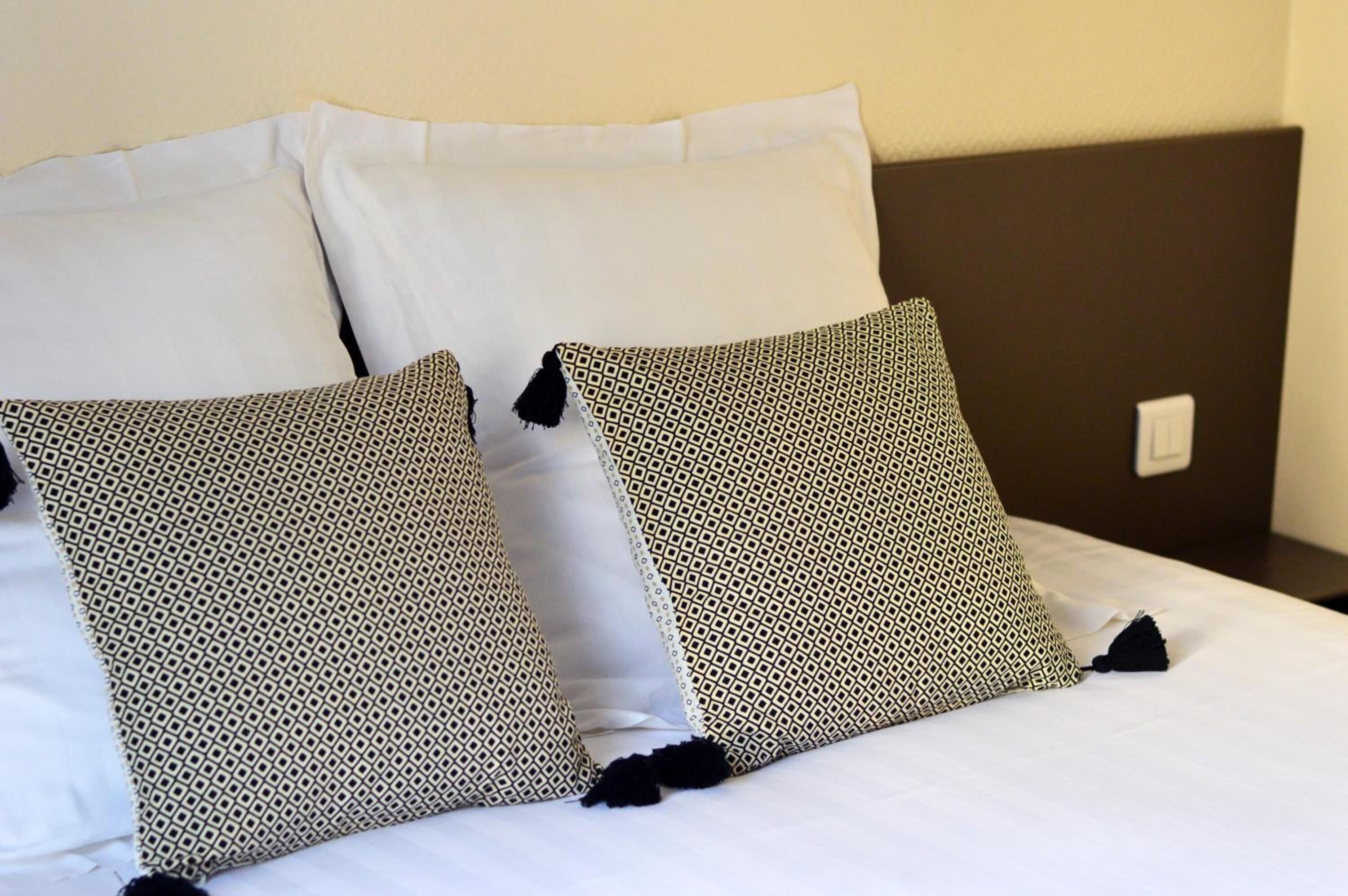 executive room, 1 king bed, non smoking (larger room;twin bed on request) | desk, laptop workspace, soundproofing, iron/ironing board