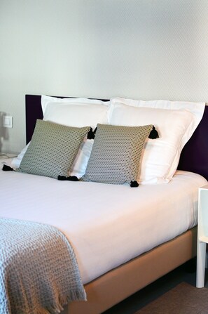 Desk, laptop workspace, soundproofing, iron/ironing board - Hotel Le Sevigne, Sure Hotel Collection by Best Western (Rennes)
