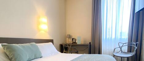 Chambre Exécutive, 1 trÚs grand lit, non-fumeurs (Larger Room;Twin bed on request) | Bureau, espace de travail pour ordinateur portable