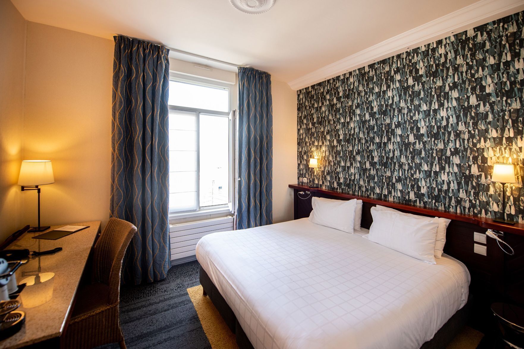 Luxe beddengoed, een minibar, een kluis op de kamer