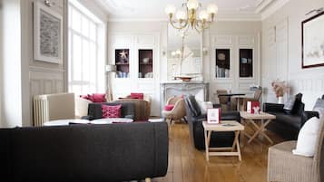 Coin salon dans le hall