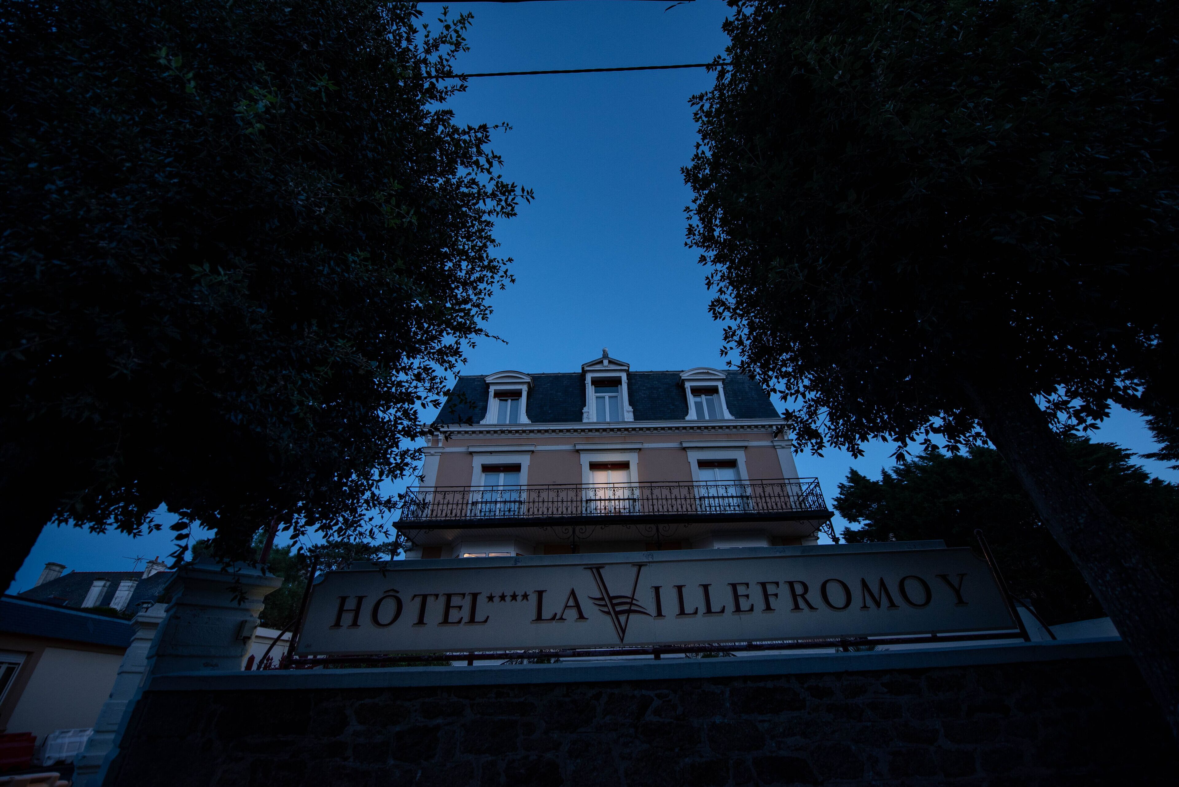 Placa de hotel com o nome 'HOTEL LA VILLEFROMOY' em estilo arquitetônico clássico.