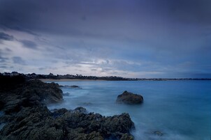 En la playa, arena blanca, toallas de playa