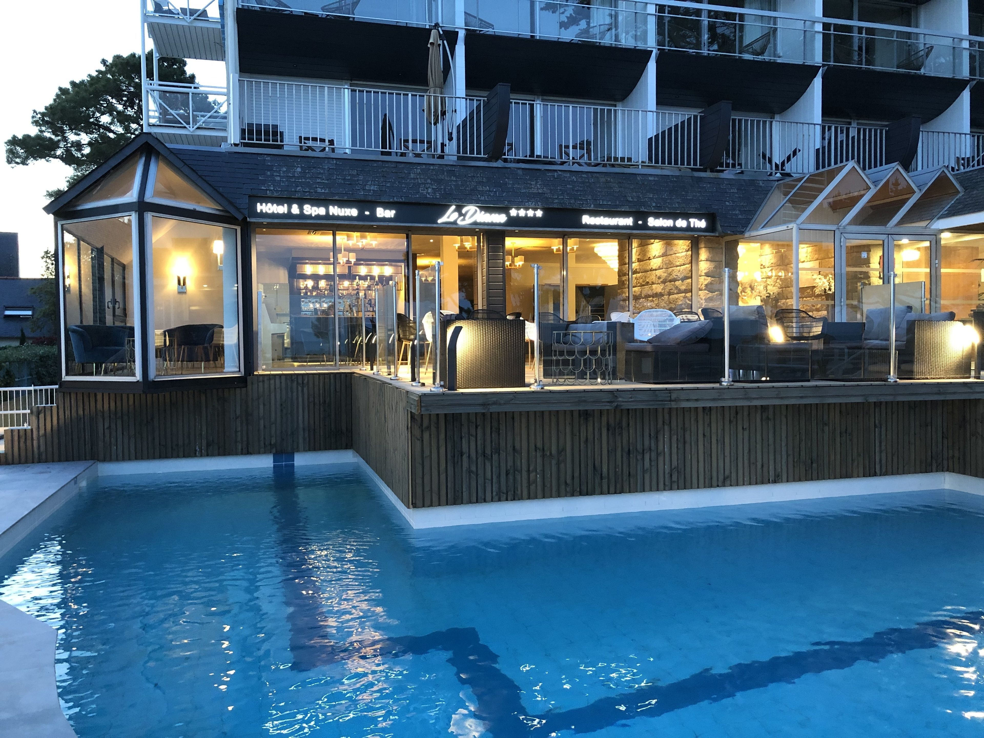 outdoor pool, pool loungers