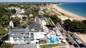 A hotel with a swimming pool, located near a beach with a view of the ocean. - Le Diana Hotel and Spa (Carnac)