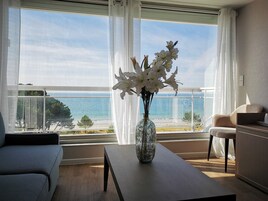 Panoramic Suite, Oceanfront (Diana) | Living area | TV