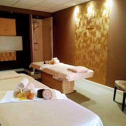 Couples treatment room(s), sauna, hot tub, steam room