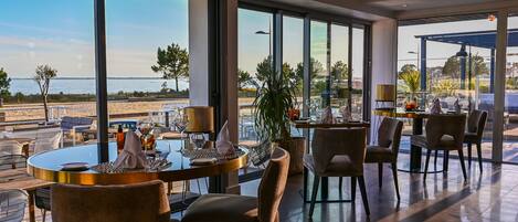 Petit déjeuner et déjeuner servis sur place, spécialités Cuisine locale