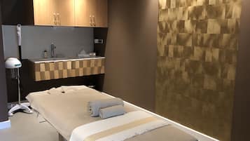 Couples treatment room(s), sauna, hot tub, steam room
