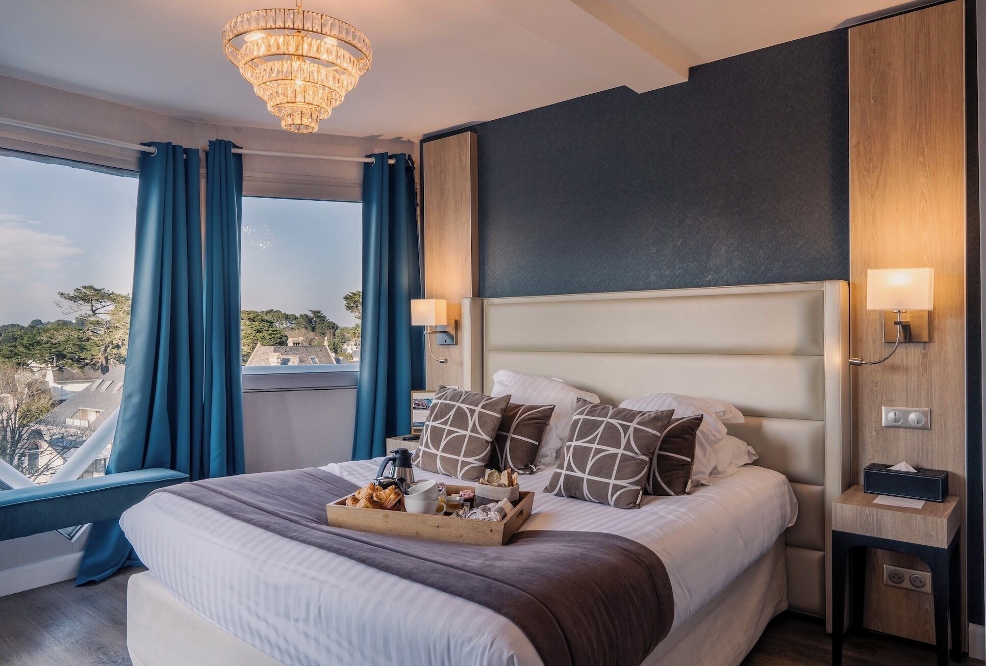 Junior Room | Minibar, in-room safe, soundproofing, iron/ironing board