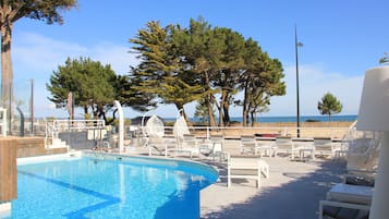 Piscine extérieure, chaises longues