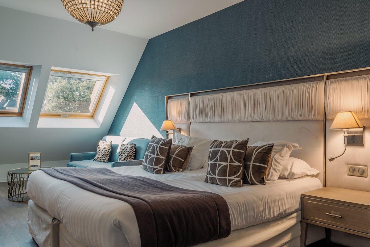 Family Room | Minibar, in-room safe, soundproofing, iron/ironing board