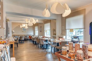 Daily continental breakfast (EUR 16.50 per person)