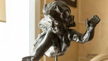 Eine Statue eines Cherubins mit ausgestreckten Armen.