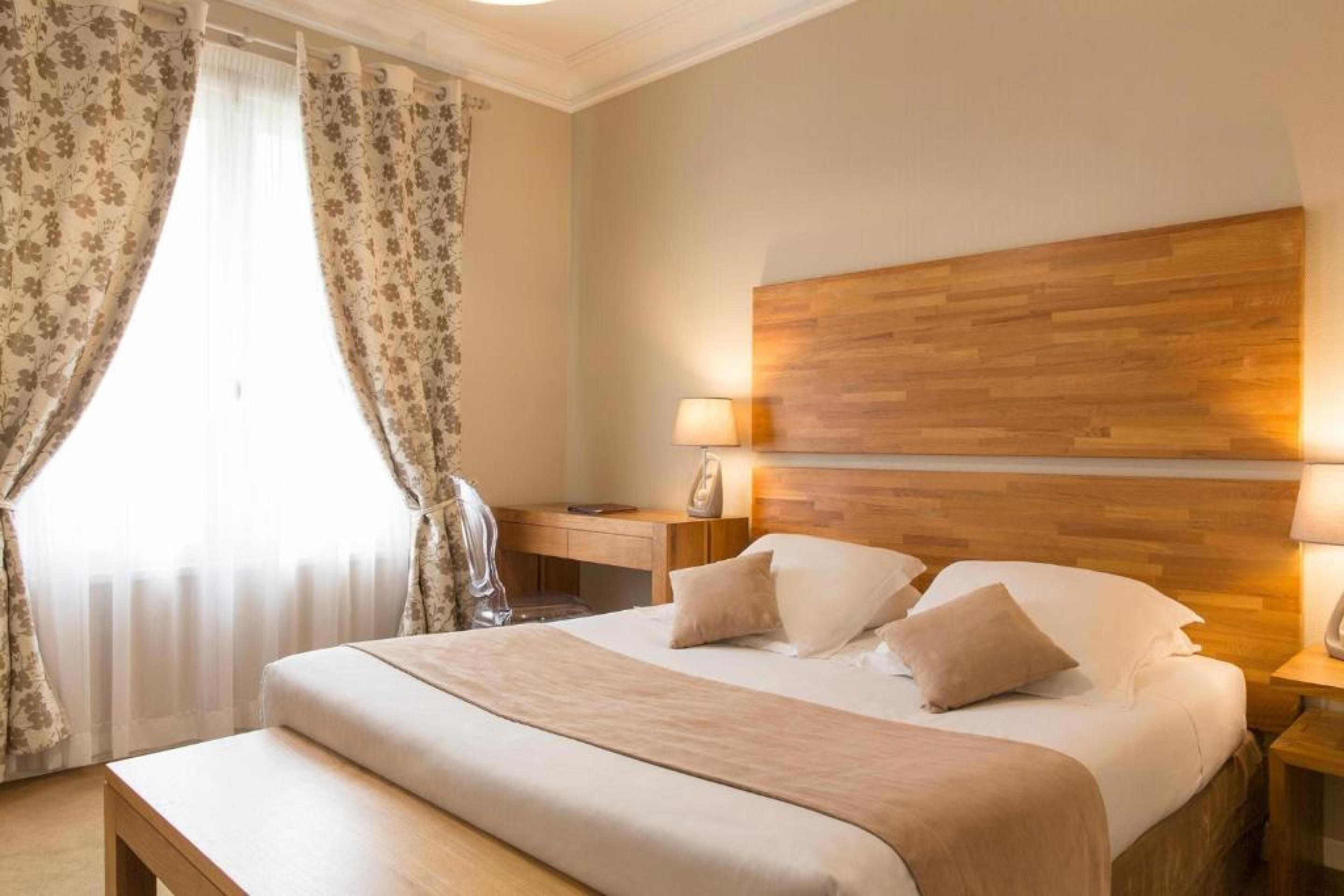 Colchones Select Comfort, escritorio, cortinas opacas