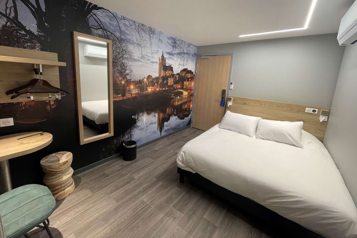 Habitación estándar, 1 cama Queen size, con acceso para personas discapacitadas, para no fumadores | Ropa de cama de alta calidad y escritorio