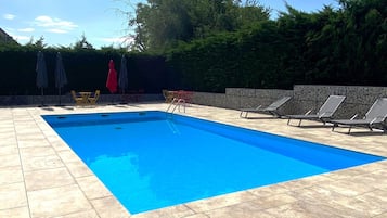 Una piscina al aire libre de temporada