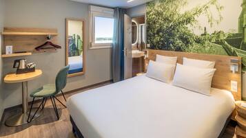 Kamar Standar, 1 Tempat Tidur Queen, Bebas Asap Rokok | Seprai premium, meja kerja, setrika/meja setrika, dan Wi-Fi gratis