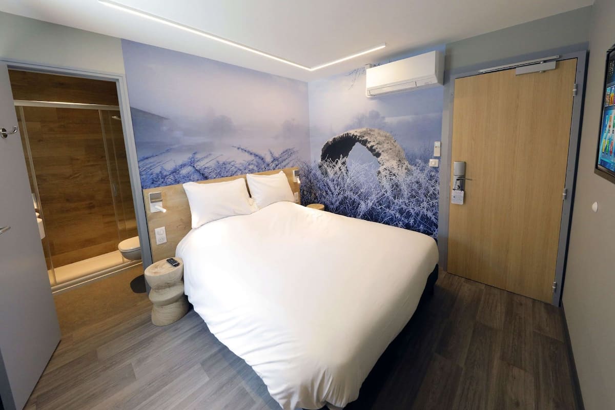 Habitación estándar, 1 cama Queen size, para no fumadores | Ropa de cama de alta calidad y escritorio
