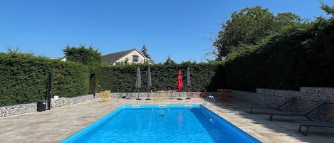 Una piscina al aire libre de temporada