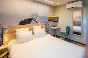 Standard Room, 1 Queen Bed, Non Smoking | Premium bedding, desk, iron/ironing board, free WiFi