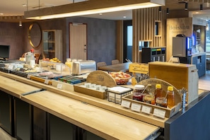 Colazione a buffet, servita tutte le mattine (11.90 EUR a persona)