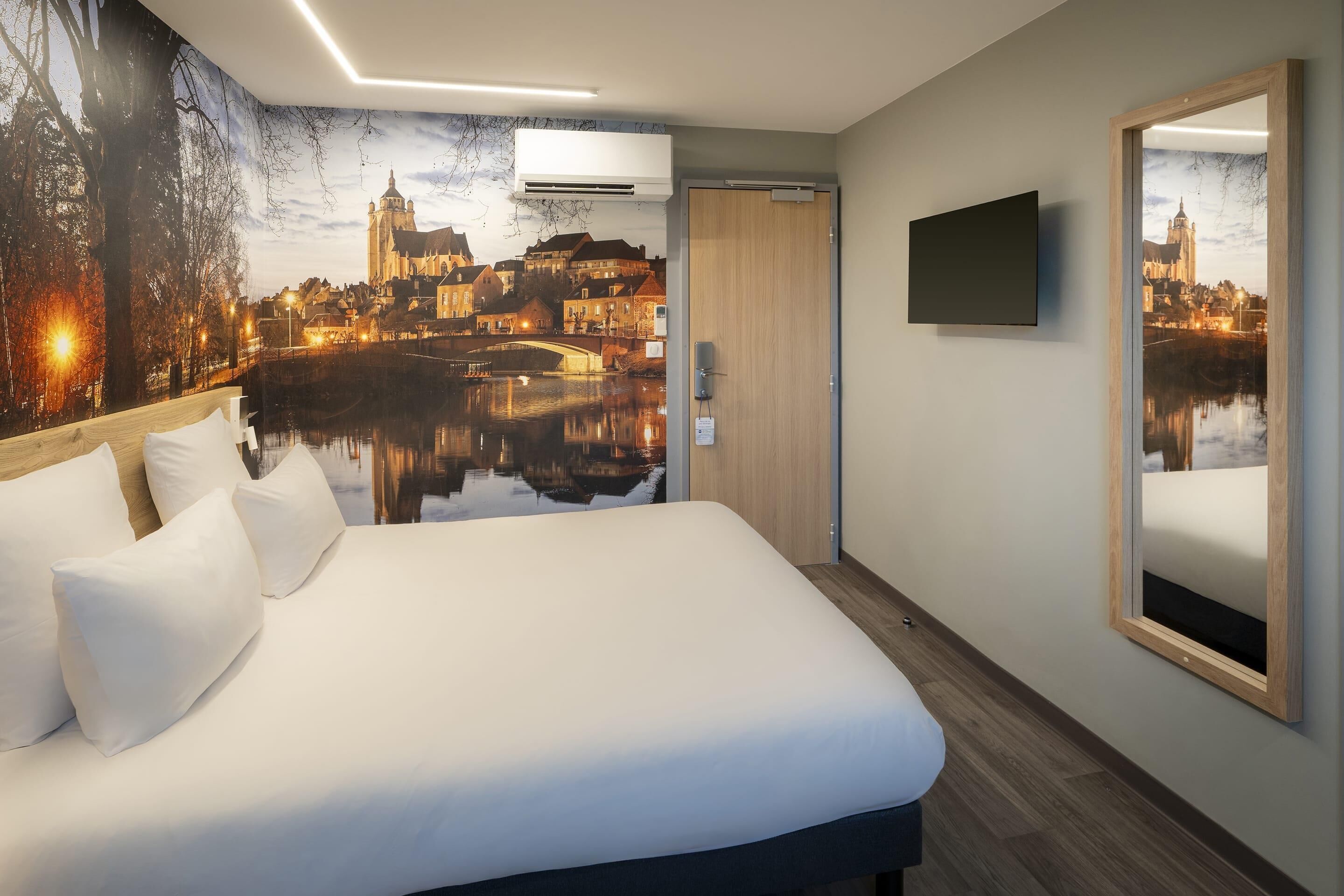 Literie de qualité supérieure, bureau, fer et planche à repasser