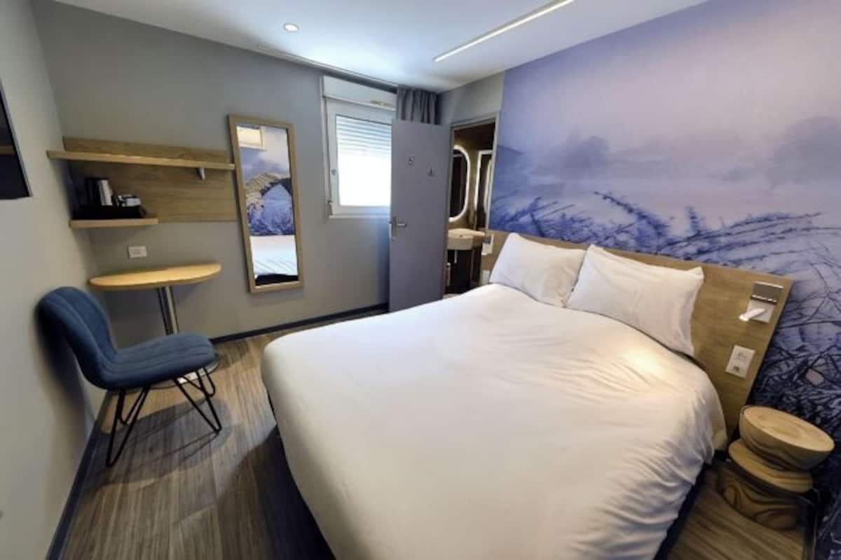 Premium bedding, desk, iron/ironing board, free WiFi