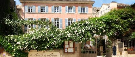 Fachada da propriedade