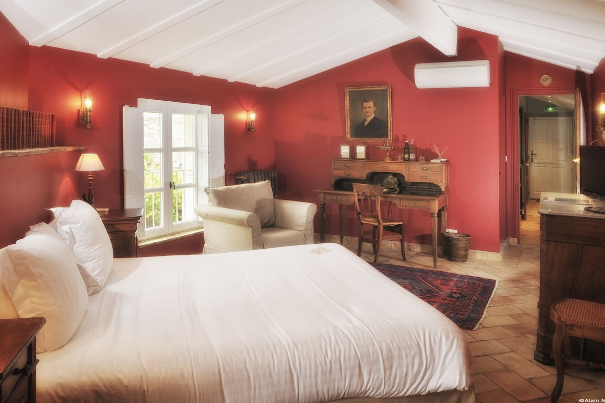 minibar, in-room safe, individually decorated, individually furnished