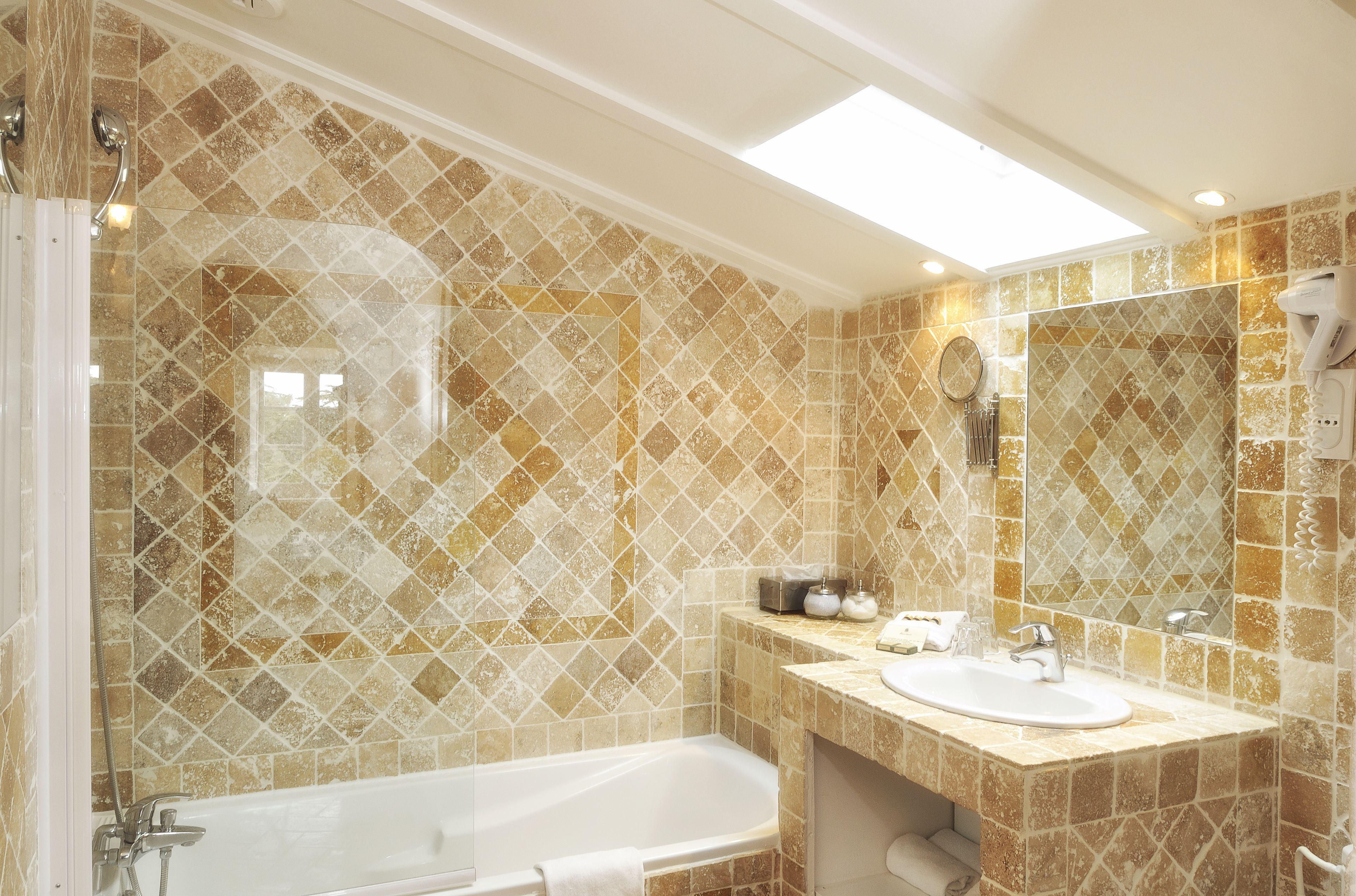 bathtub, deep-soaking bathtub, free toiletries, hair dryer