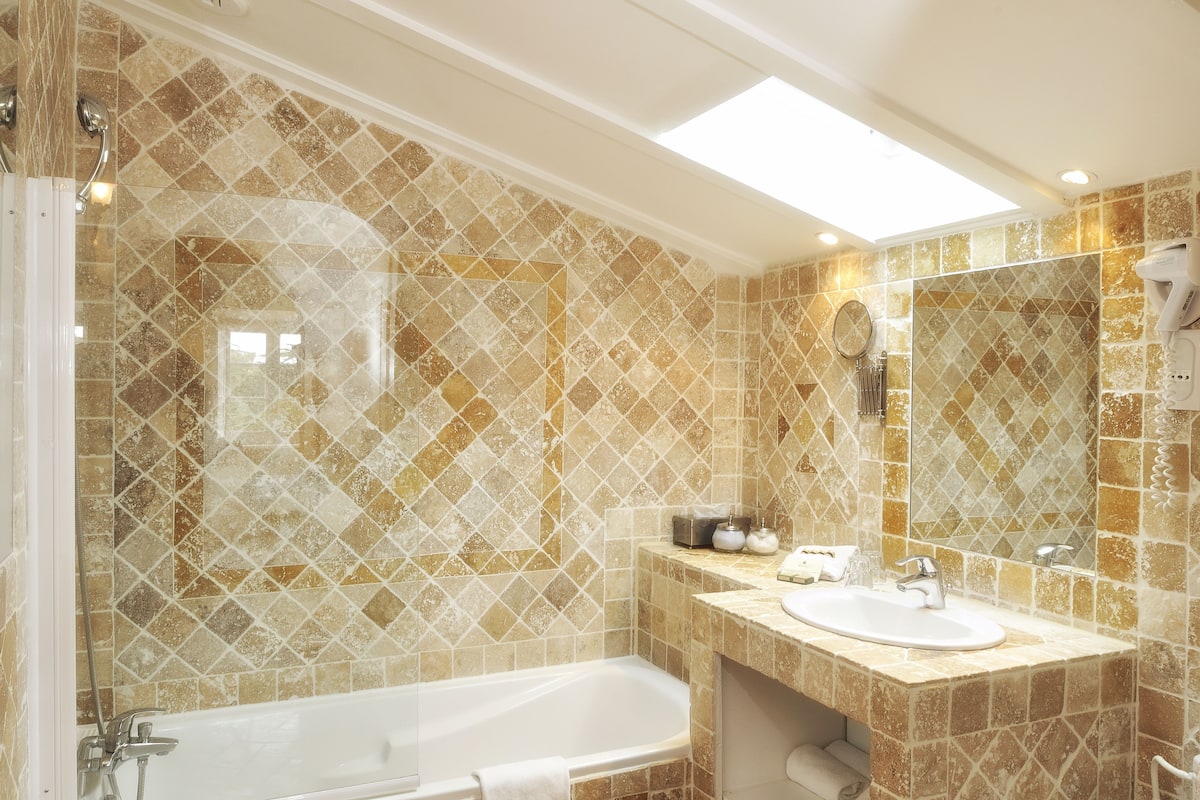 bathtub, deep-soaking bathtub, free toiletries, hair dryer