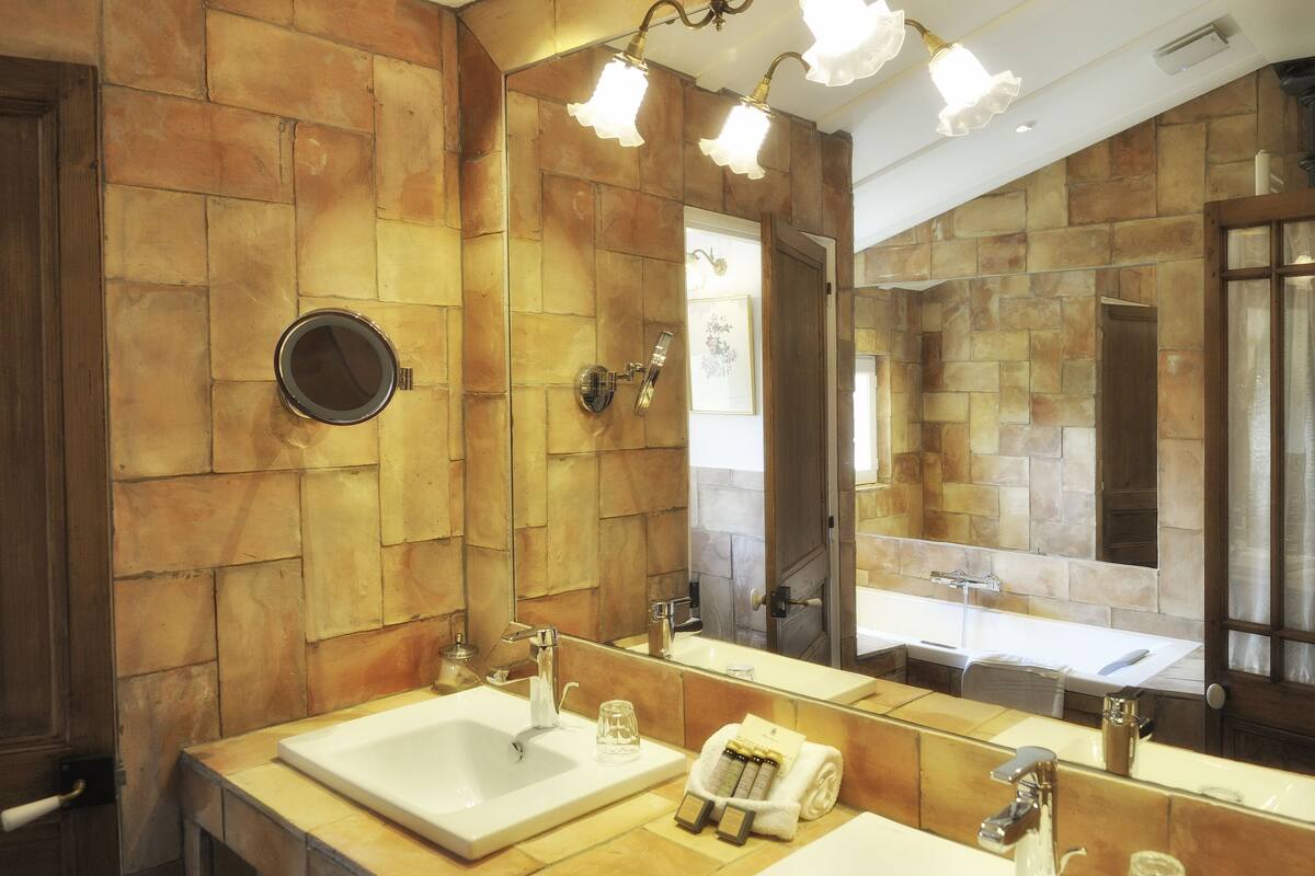 bathtub, deep-soaking bathtub, free toiletries, hair dryer