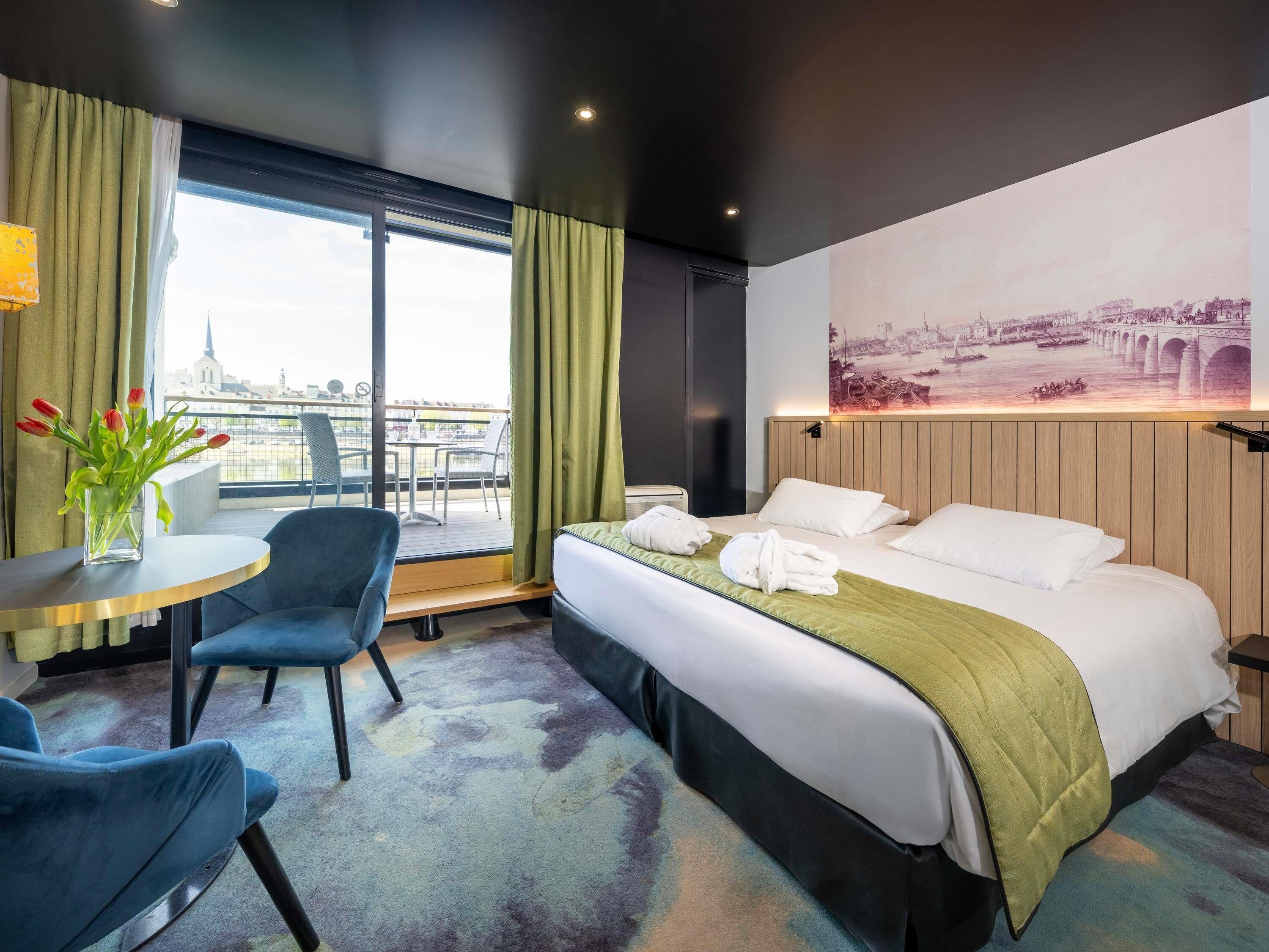 أغطية فراش متميزة وخزنة داخل الغرفة ومكتب وستائر تعتيم