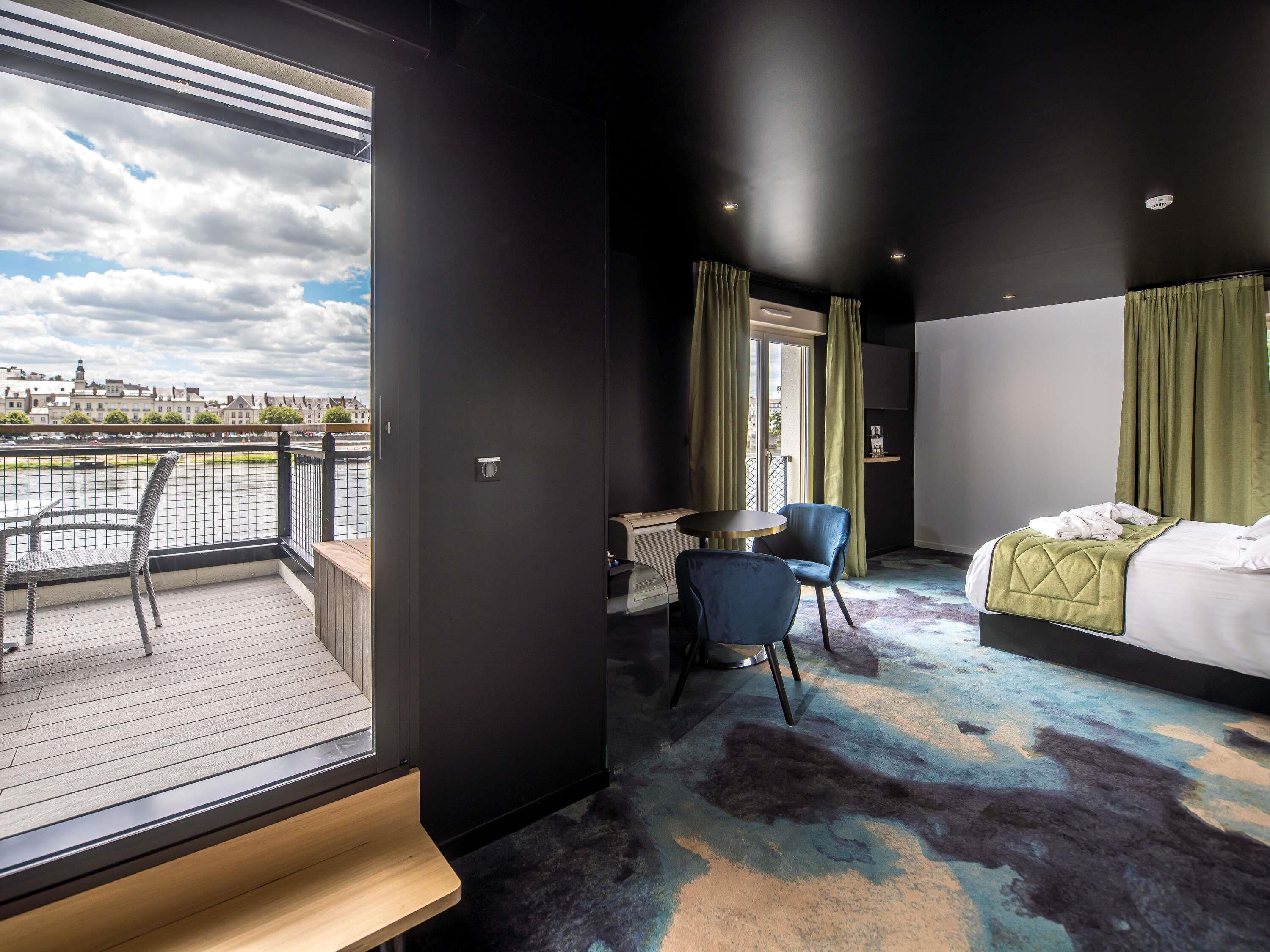 Premium bedding, in-room safe, desk, blackout curtains