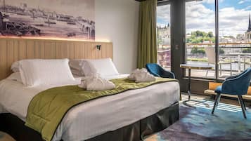 Hochwertige Bettwaren, Zimmersafe, Schreibtisch, VerdunkelungsvorhÀnge