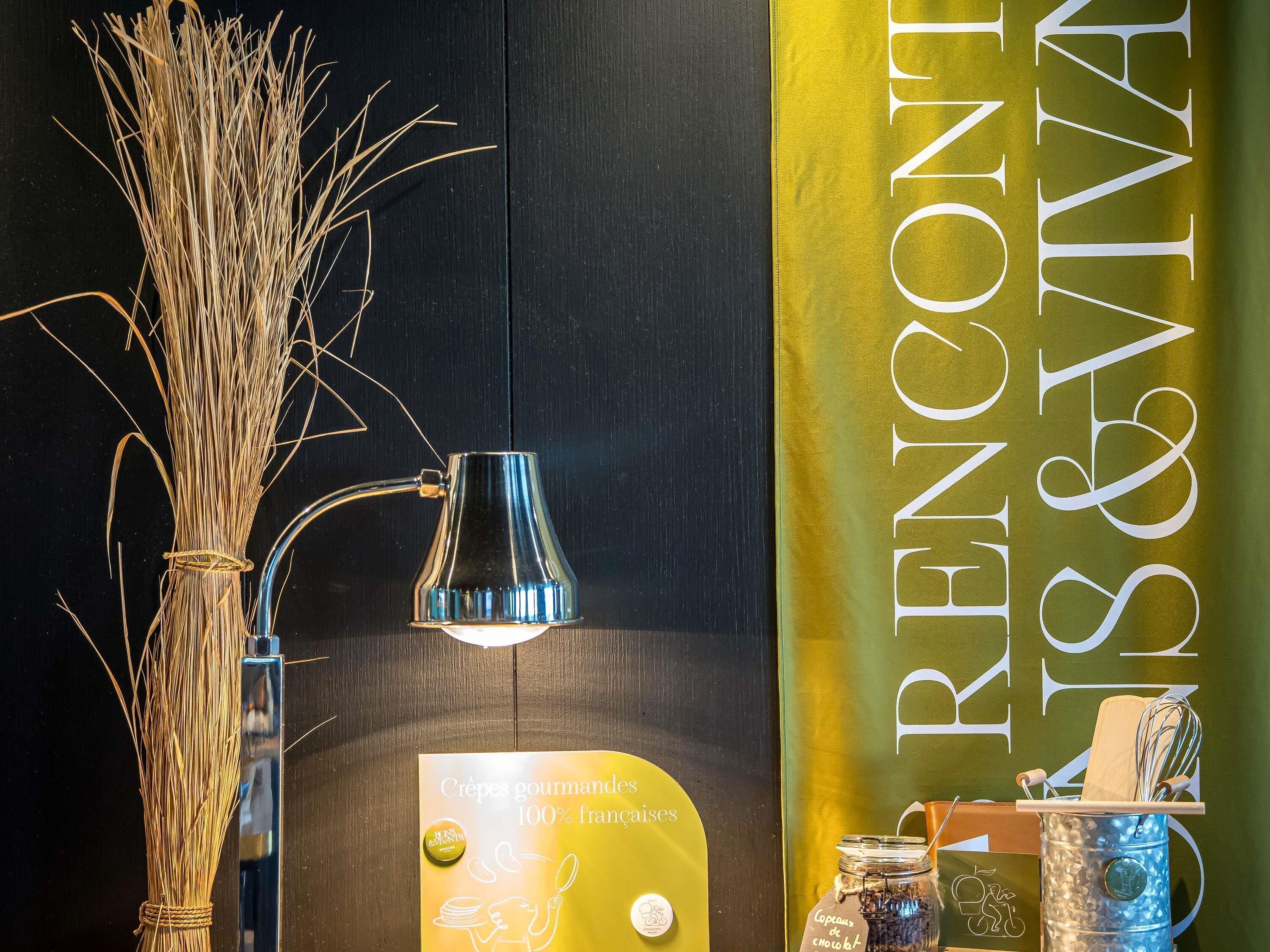 A dark wooden wall with a yellow sign reading 'RECONTOUR IS & VIVA' and a small sign indicating '100% French' on a yellow background.